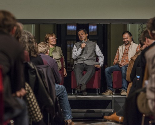 Prinz Rasheed Yusuf (Mitte) mit Marina Fischer-Kowalski und Simron Jit Singh (beide AAU) | Foto: georgeye.com