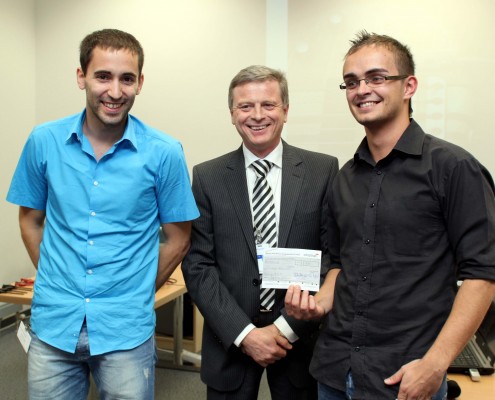 Christoph Unterrieder und Dominik Egarter mit dem Präsidenten von TI Europe, Dr. Jean-Francois Fau.| Foto: aau/KK