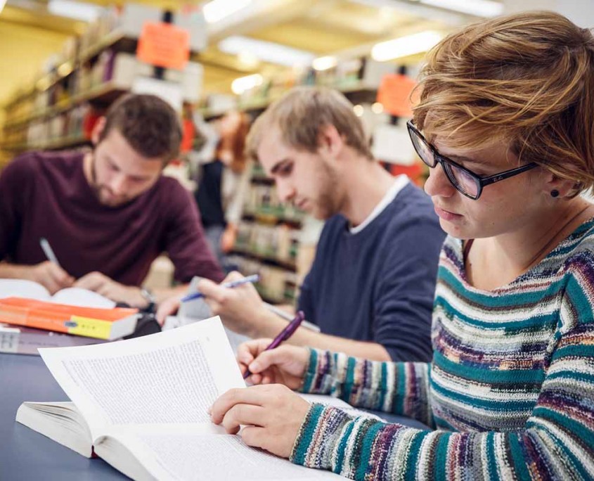 Studierende in der Bibliothek