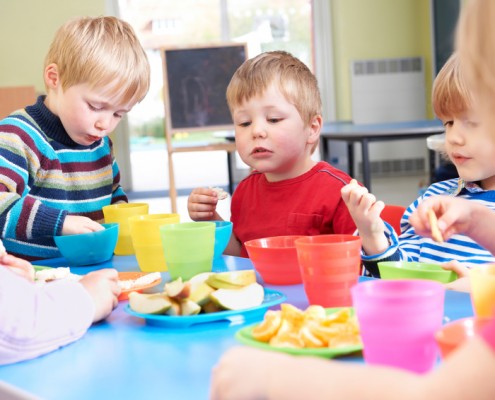 Kinder essen Obst| Foto: highwaystarz/Fotolia.com