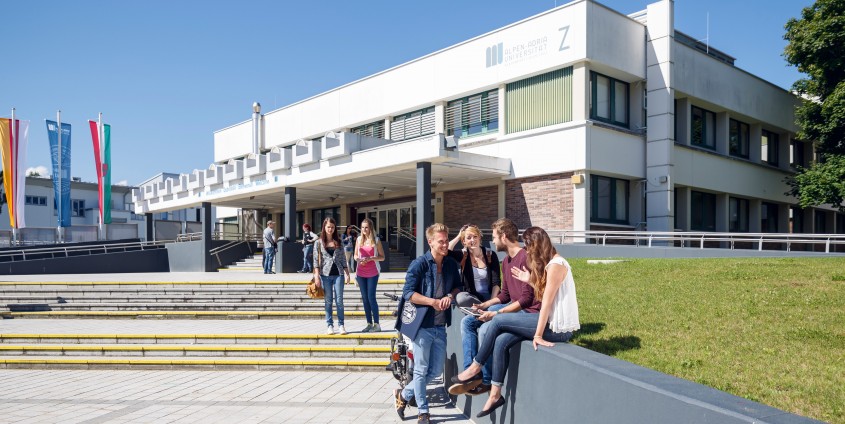 Studierende am Campus der AAU