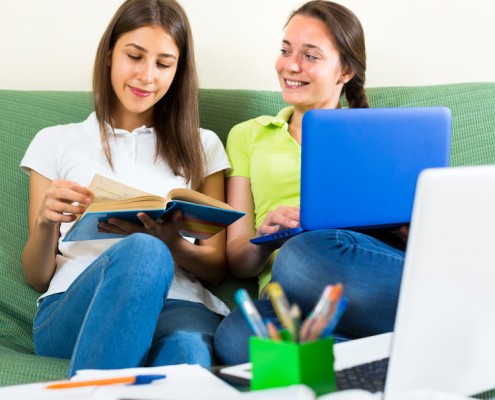 Jugendliche studieren zu Hause | Foto: JackF/Fotolia.com