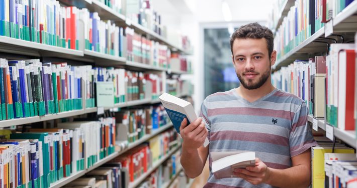 Student in der Bibliothek