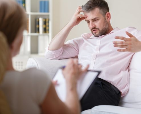 Mann gestikulierend bei der Psychotherapie