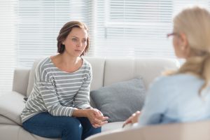 junge Frau sitzend bei der Psychotherapie