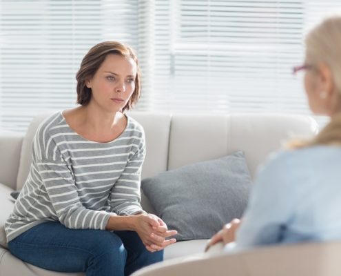 junge Frau sitzend bei der Psychotherapie