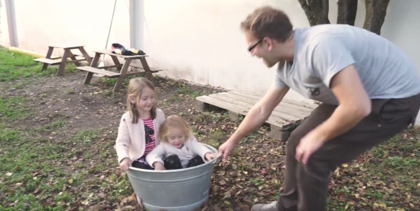 Videostill mit Daniel Wutti aus dem Imagefilm "Papa mit Kind zu Hause"