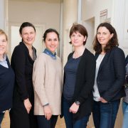 Die Dual Career Ansprechpersonen der steirischen Universitäten (v.l. Waltraud Heschl, Armanda Pilinger, Julia Goldgruber, Karin Zach und 1.v. r. Edith Miedl) freuen sich über Verstärkung im Netzwerk durch Bettina Auer (2.v.r.), Dual Career Kontaktperson der AAU