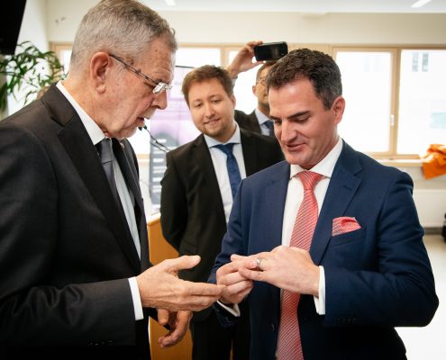 Bundespräsident Van der Bellen überreicht den Ehrenring an Christian Niemetz