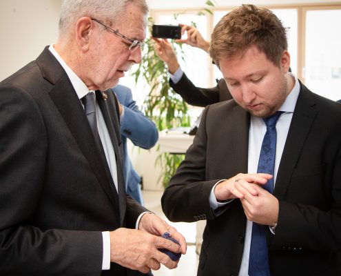 Van der Bellen überreicht den Ehrenring an Benjamin Hackl