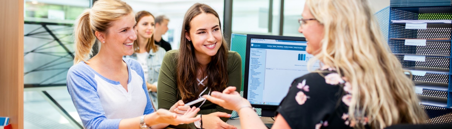 Studierende inskribieren an der Universität Klagenfurt