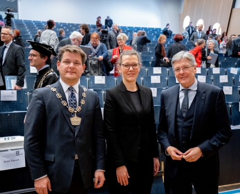 Rektor Vitouch, Ministerin Iris Rauskala und Landeshauptmann Peter Kaiser beim Festakt