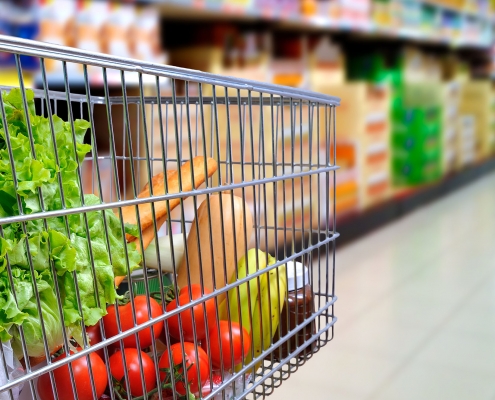 Gut gefüllter Einkaufswagen im Supermarkt