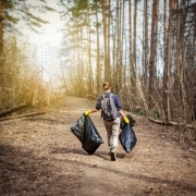 Müll sammeln in der Natur | Soziale Innovation