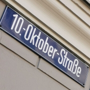 Straßenschild der 10.-Oktober-Straße