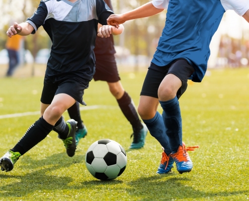 Mehrere Fußballspieler kämpfen um den Ball