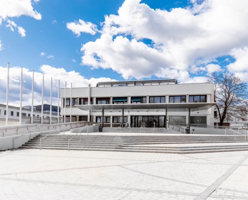 Blick zum Haupteingang der Universität Klagenfurt