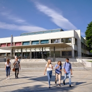 Studierende vor dem Haupteingang der Universität Klagenfurt