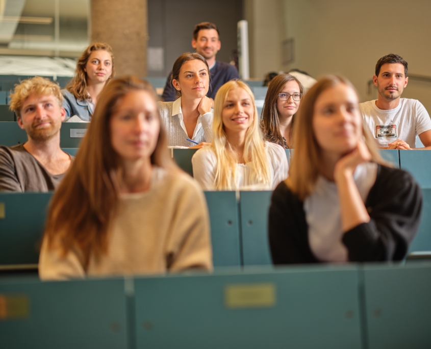 Studierende im Hörsaal an der Universität Klagenfurt