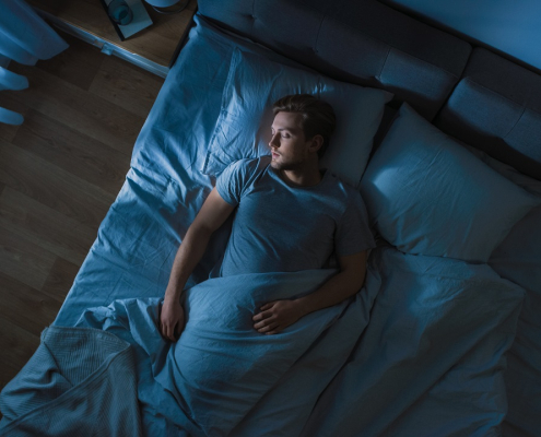 Mensch schläft im Bett | Foto: Gorodenkoff/Adobestock