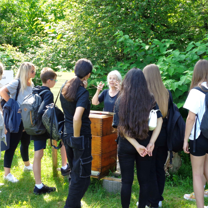 Schulklasse beim Bienenlehrpfad | Nachhaltigkeitstag 2023 an der Uni Klagenfurt