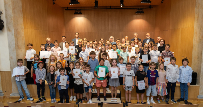 Gruppenfoto aller teilnehmenden Kinder bei der Zertifikatsverleihung