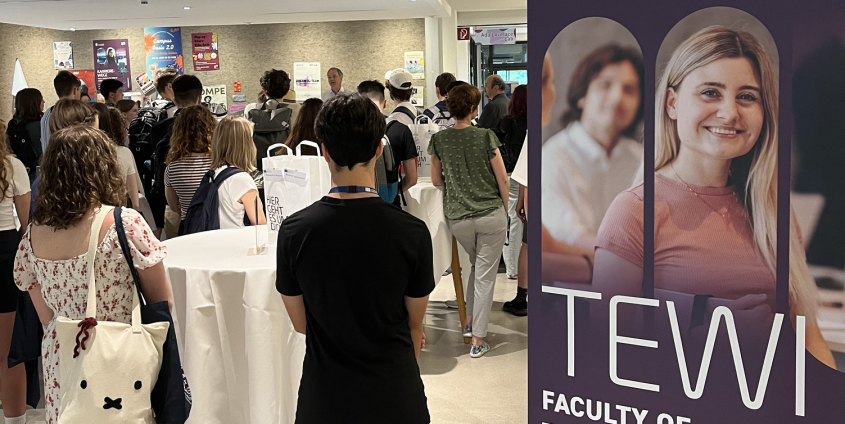 Zahlreiche Schüler:innen stehen in der Aula der Universität Klagenfurt an Stehtischen und werden von Prof. Clemens Heuberger, Dekan der Fakultät für Technische Wissenschaften, zum Auftakt der IT-Ferialpraktika 2024 begrüßt.