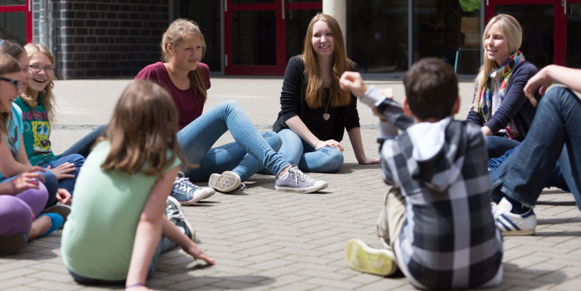 Schüler:innen im Gespräch