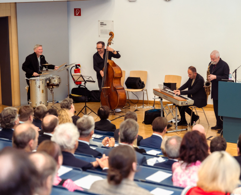 Musikalische Begleitung von Emil Krištof, langjähriger Co-Leiter des Universitätskulturzentrums UNIKUM, Karen Asatrian (Klavier), Michael Malicha (Bass) und Wolfgang Puschnig, Jazzikone und Ehrendoktor der Universität Klagenfurt