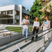 Studierende am Campus