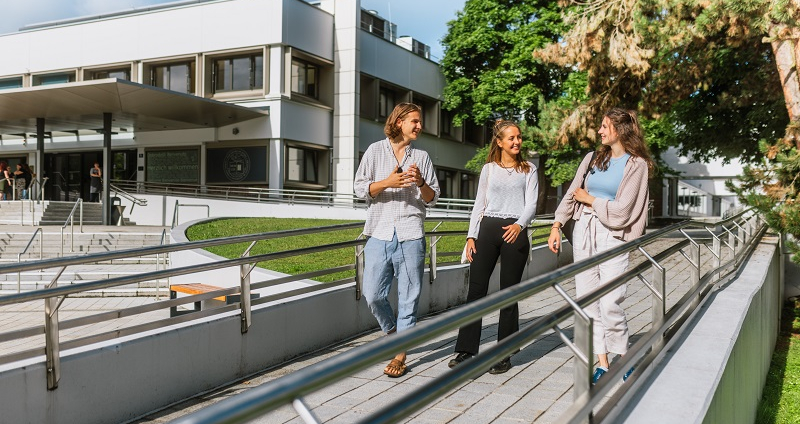 Studierende am Campus