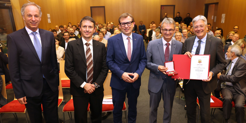 Abschiedsvorlesung Hermann Hellwagner mit Verleihung des Großen Ehrenzeichens. Clemens Heuberger, Christian Timmerer, Erich Schwarz, Hermann Hellwaner, LH Peter Kaiser.