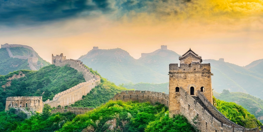 Ansicht der Chinesischen Mauer in hügeliger Landschaft.