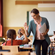 Lehrerin in der Klasse