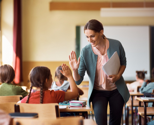 Lehrerin in der Klasse