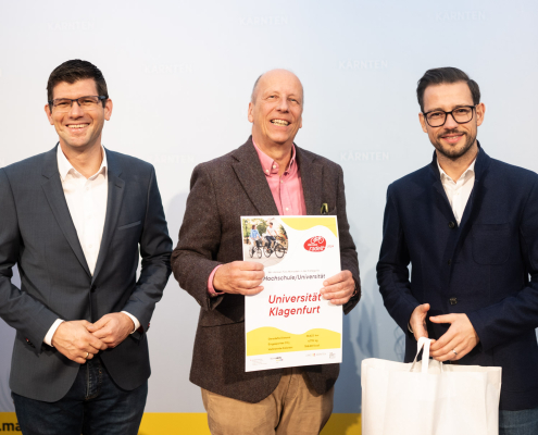 Martin Hitz, Vorsitzender des Senats der Universität Klagenfurt, nimmt stellvertretend für die Universität die Ehrung für das beste Ergebnis in der Kategorie "Universitäten/Hochschulen" bei der Aktion "Kärnten radelt 2024" entgegen. V.l.n.r.: Landeshauptmann-Stellvertreter Martin Gruber, Senatsvorsitzender Martin Hitz und Landesrat Sebastian Schuschnig.