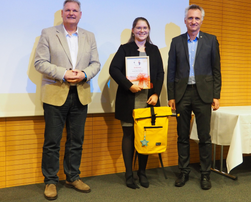 Roland-Mittermeir- Preis 2024 Gewinnerin Franziska Hollauf mit Michael Kollienz und Bernhard Rinner | aau/Marlies De Roche