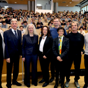 Auftaktveranstaltung zum Projekt „Spitze in Schule und Sport“, v.l.n.r.: Erich Schwarz (AAU), LH Peter Kaiser, Aline Längle (AAU), Bildungsdirektorin Isabella Penz, Vizerektorin Doris Hattenberger, USI-Direktor Robert Rassinger, Sportpsychologe Thomas Brandauer und Franz Wilfan (SSLK)