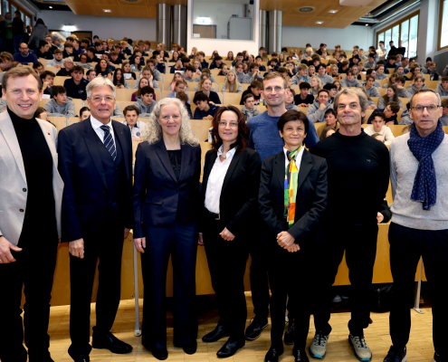 Auftaktveranstaltung zum Projekt „Spitze in Schule und Sport“, v.l.n.r.: Erich Schwarz (AAU), LH Peter Kaiser, Aline Längle (AAU), Bildungsdirektorin Isabella Penz, Vizerektorin Doris Hattenberger, USI-Direktor Robert Rassinger, Sportpsychologe Thomas Brandauer und Franz Wilfan (SSLK)