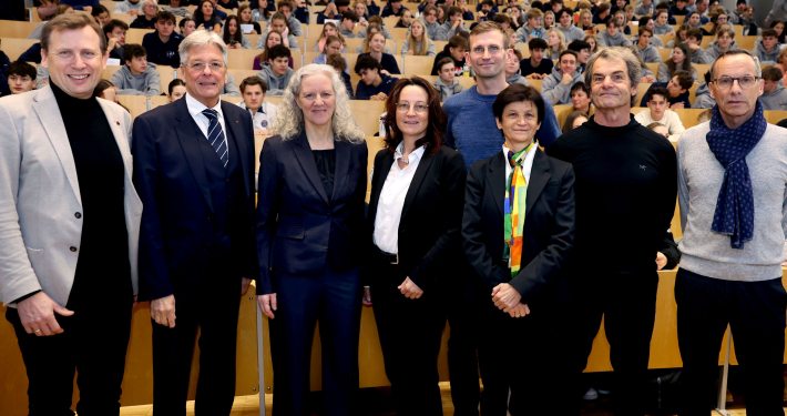 Auftaktveranstaltung zum Projekt „Spitze in Schule und Sport“, v.l.n.r.: Erich Schwarz (AAU), LH Peter Kaiser, Aline Längle (AAU), Bildungsdirektorin Isabella Penz, Vizerektorin Doris Hattenberger, USI-Direktor Robert Rassinger, Sportpsychologe Thomas Brandauer und Franz Wilfan (SSLK)