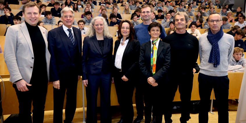 Auftaktveranstaltung zum Projekt „Spitze in Schule und Sport“, v.l.n.r.: Erich Schwarz (AAU), LH Peter Kaiser, Aline Längle (AAU), Bildungsdirektorin Isabella Penz, Vizerektorin Doris Hattenberger, USI-Direktor Robert Rassinger, Sportpsychologe Thomas Brandauer und Franz Wilfan (SSLK)