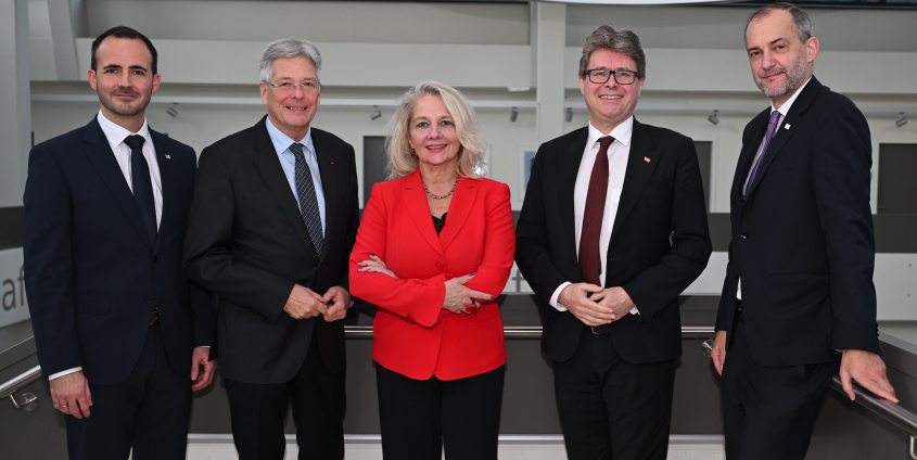 Leistungsvereinbarungen 2025-2027 zwischen Universität und BMBWF sind abgeschlossen: von links: Vizerektor Jan Steinbrener, Landeshauptmann Peter Kaiser, Rektorin Ada Pellert, Bundesminister Martin Polaschek und Vizerektor Peter Schlögl