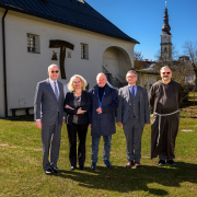 Wohnraum für Studierende im Kapuzinerkloster in Klagenfurt, von links: Christian Sonnweber (Obmann der Akademikerhilfe), Ada Pellert (Rektorin Universität Klagenfurt), Klaus Görtz (Wirtschaftsleiter der Kapuziner Delegation Wien), Bernhard Tschreptisch (Generalsekretär Akademikerhilfe), Marek Krol (Delegat der Kapuziner Wien)