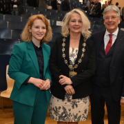 Bundesministerin Eva-Maria Holzleitner, Rektorin Ada Pellert und Landeshauptmann Peter Kaiser