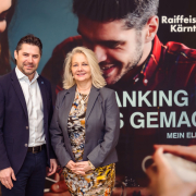 Welcome Days an der Universität Klagenfurt mit dem Kooperationspartner Raiffeisen; am Foto: Christopher Weiss, Geschäftsführung Kärnten Raiffeisen Marketing, und Rektorin Ada Pellert