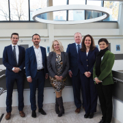 US-Botschaftsdelegation besucht Universität Klagenfurt, von links: Andreas Lerch (Economic Specialist), Jan Steinbrener (Vizerektor für Forschung und Internationales), Rektorin Ada Pellert, Ryan Prince (Economic Associate), US-Botschaftsrätin Kami A. Witmer und Doris Hattenberger (Vizerektorin für Lehre und Diversität)