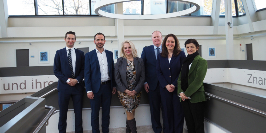 US-Botschaftsdelegation besucht Universität Klagenfurt, von links: Andreas Lerch (Economic Specialist), Jan Steinbrener (Vizerektor für Forschung und Internationales), Rektorin Ada Pellert, Ryan Prince (Economic Associate), US-Botschaftsrätin Kami A. Witmer und Doris Hattenberger (Vizerektorin für Lehre und Diversität)
