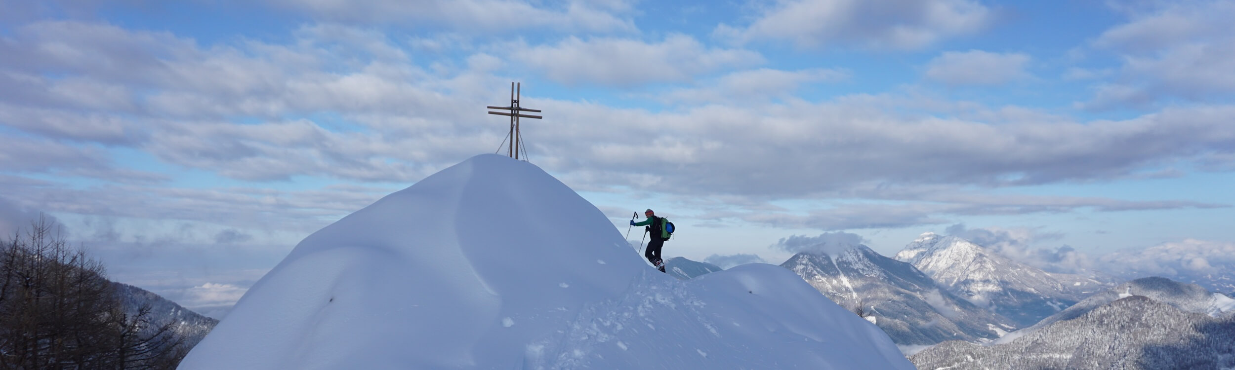 Berggipfel mit Gipfelkreuz